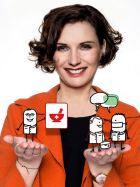 Viktoria Hausegger - Agenturinhaberin Mehrwertmarketing hält Ärzten und Apotheker als Illustrationen in der Hand